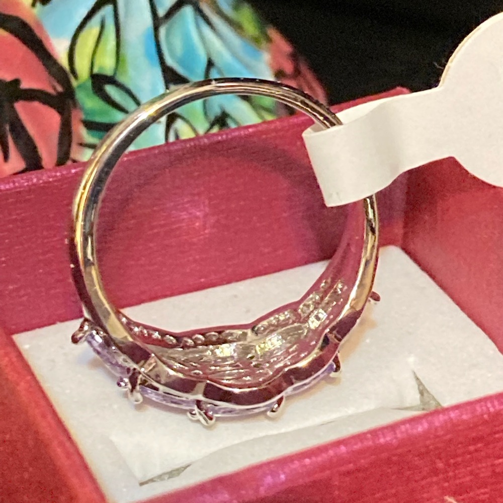 Ring with lots of sparkle NWOT - Picture 4 of 7